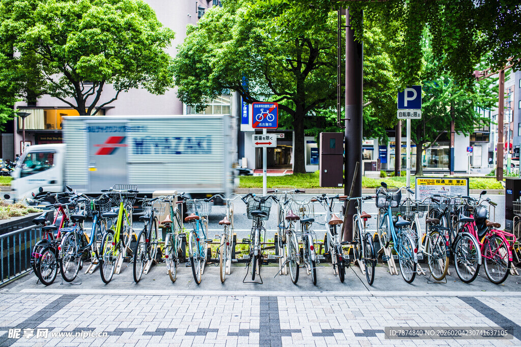 日本街头整齐停放的一排自行车