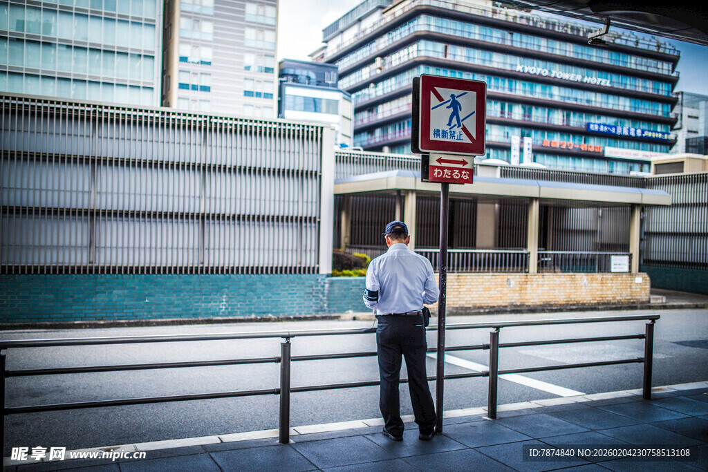 日本男子驻足观赏现代建筑