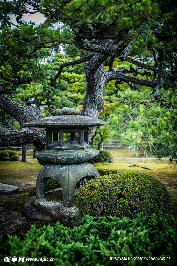 日本日式庭院中的古朴石灯笼