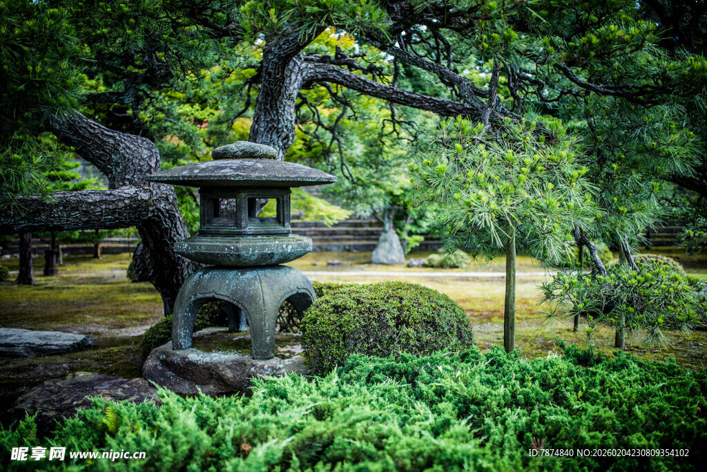 日本日式园林中的古朴石灯笼