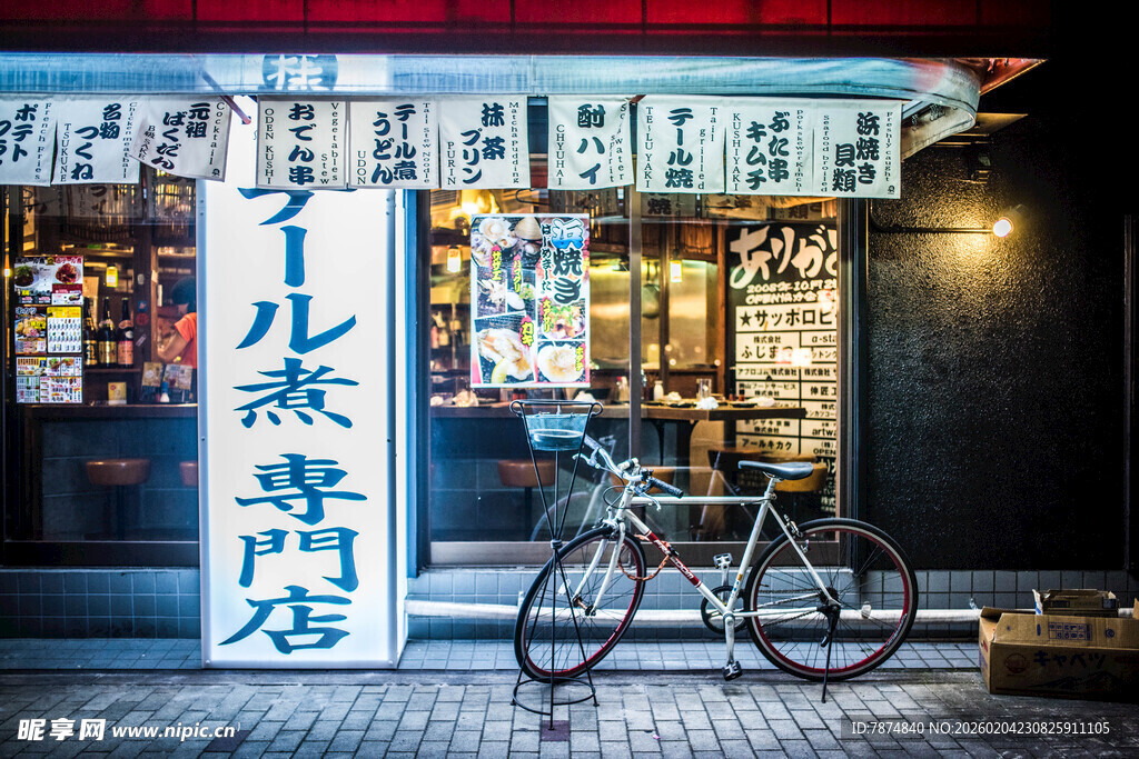 日本日式街头小店与停放的单车