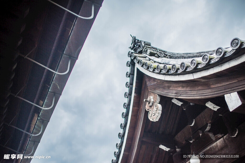 日本中式古建筑屋檐一角