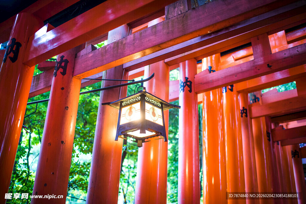 日本日式木质建筑中的古朴灯笼
