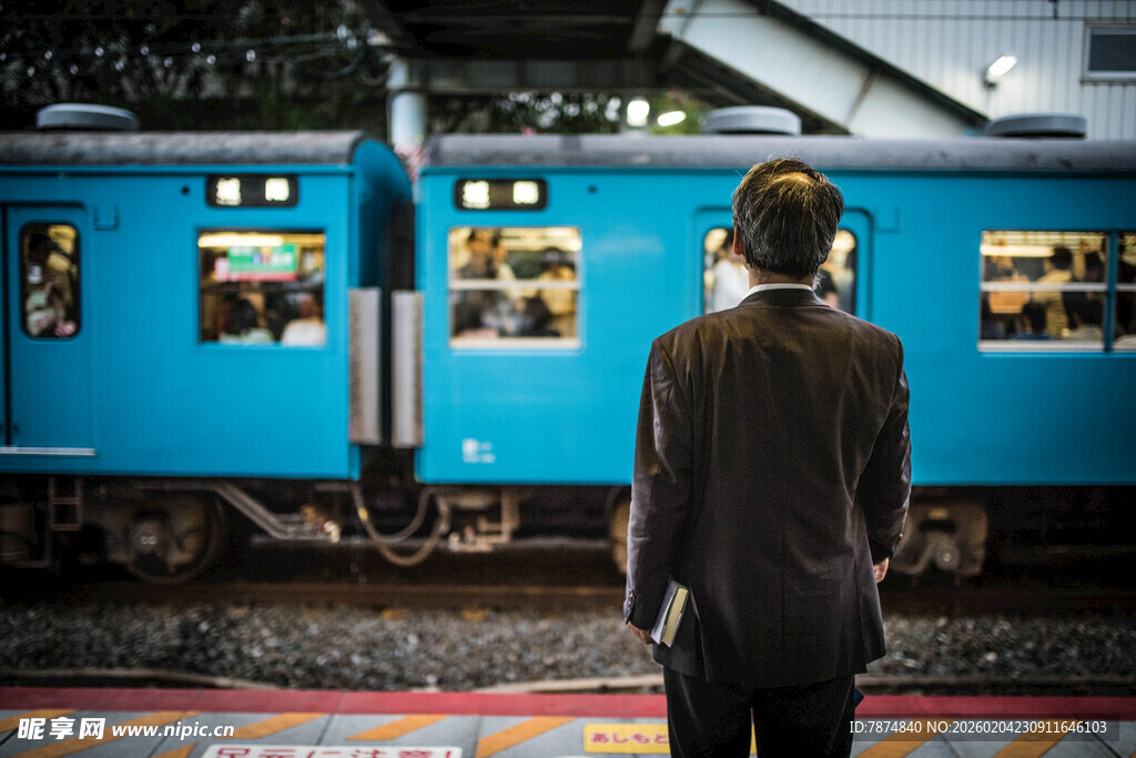 日本男子站台等候蓝色列车