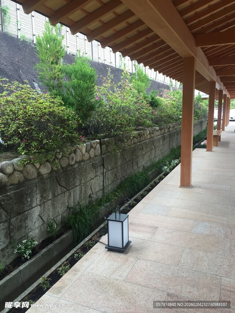 日本木质长廊旁的绿植与轨道