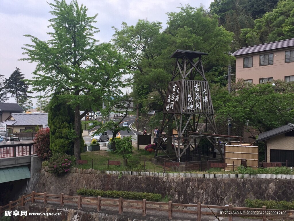 日本古朴村庄中的木质水车景观