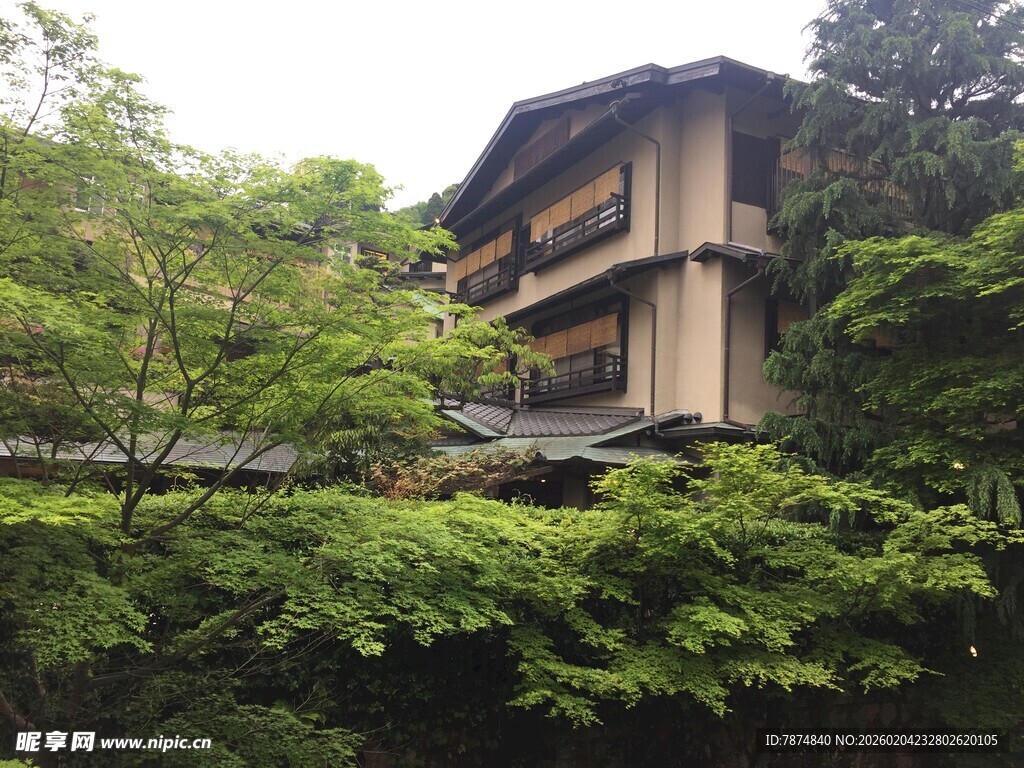 日本山林间的日式传统建筑