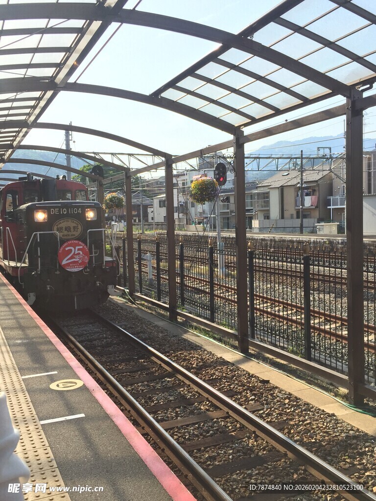 日本车站铁轨旁的列车