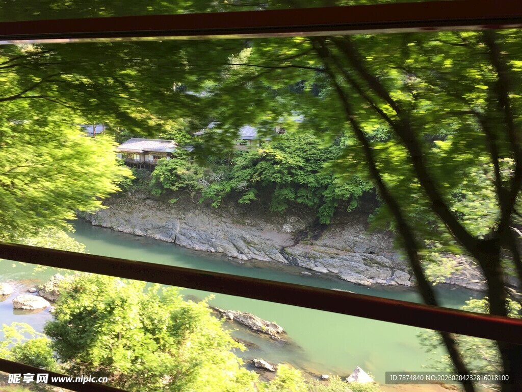 日本透过窗棂赏绿意溪流
