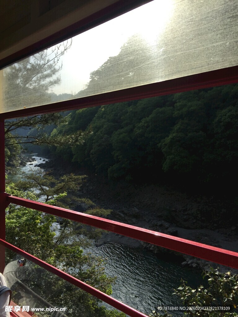 日本山间铁轨旁的自然景致