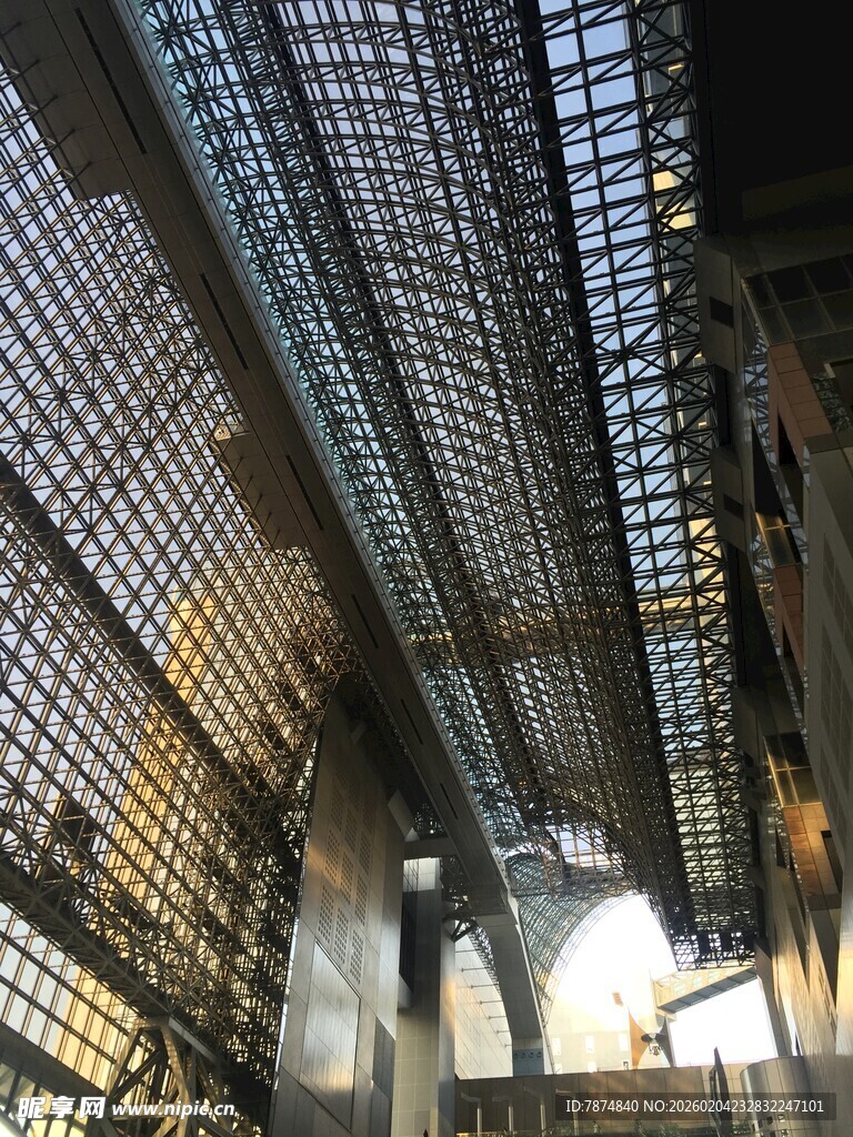 日本现代建筑内部玻璃结构景观