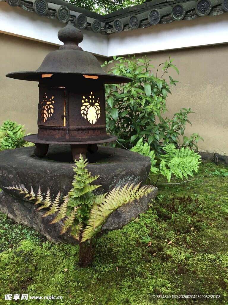 日本日式庭院中的古朴石灯笼