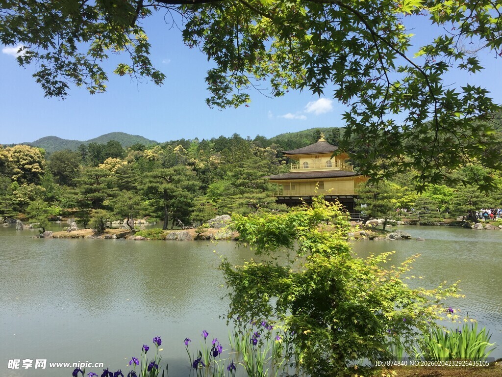 日本湖畔美景 古建隐于绿意间