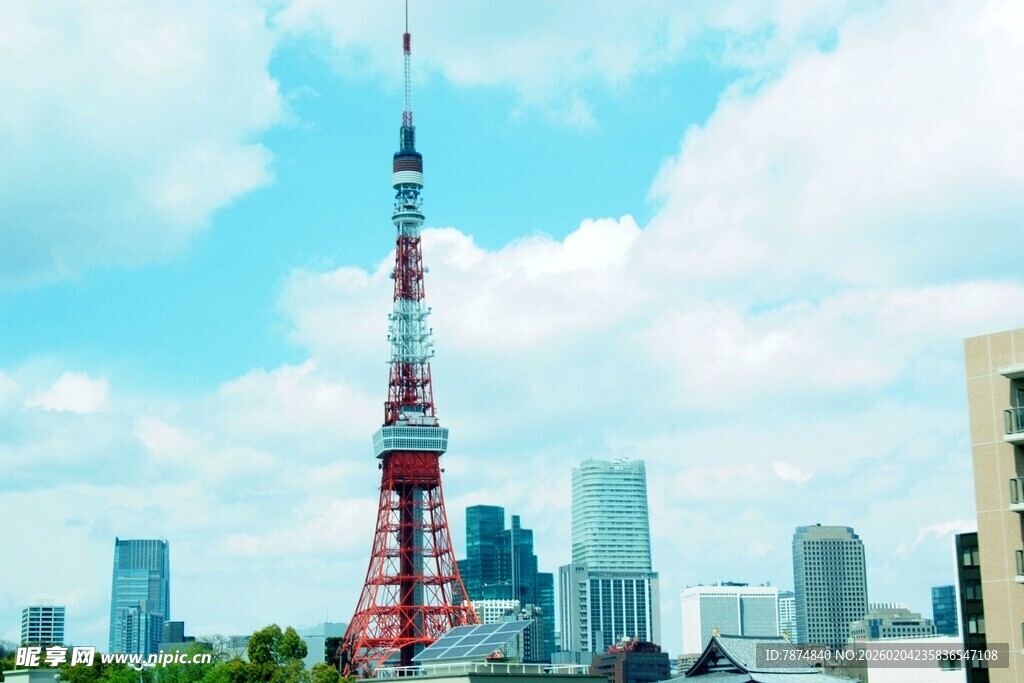 日本东京塔下的城市天际线