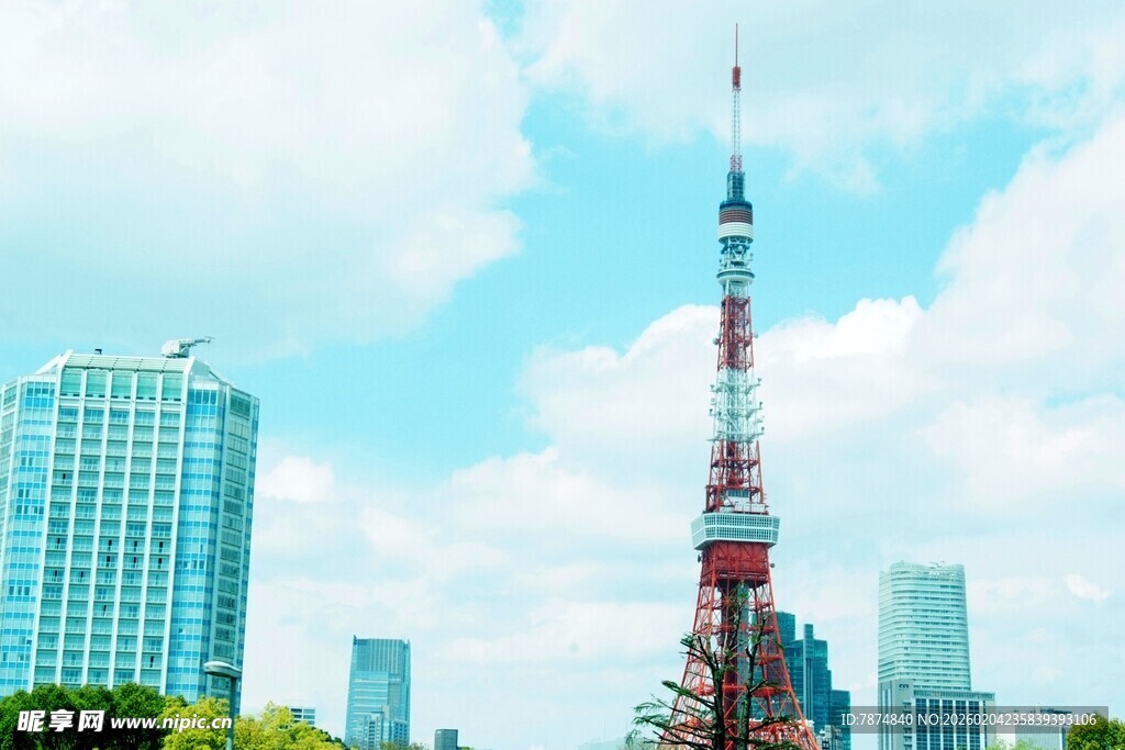 日本东京塔与城市建筑景观