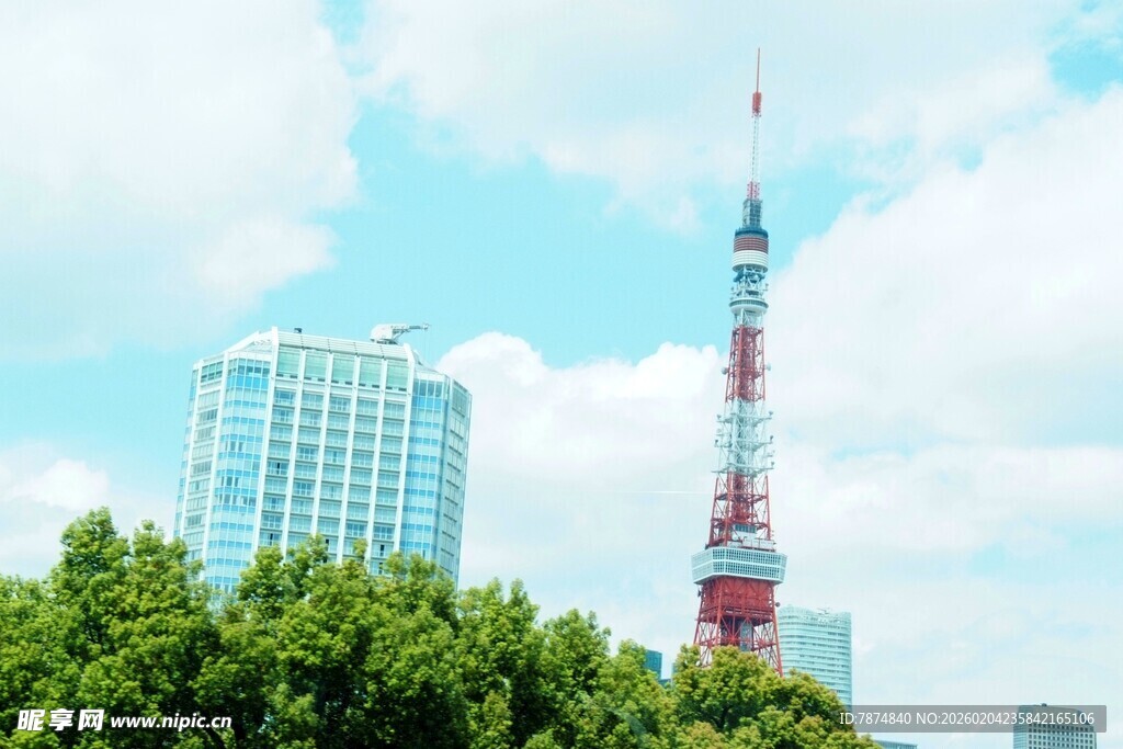 日本东京塔与城市绿树景观