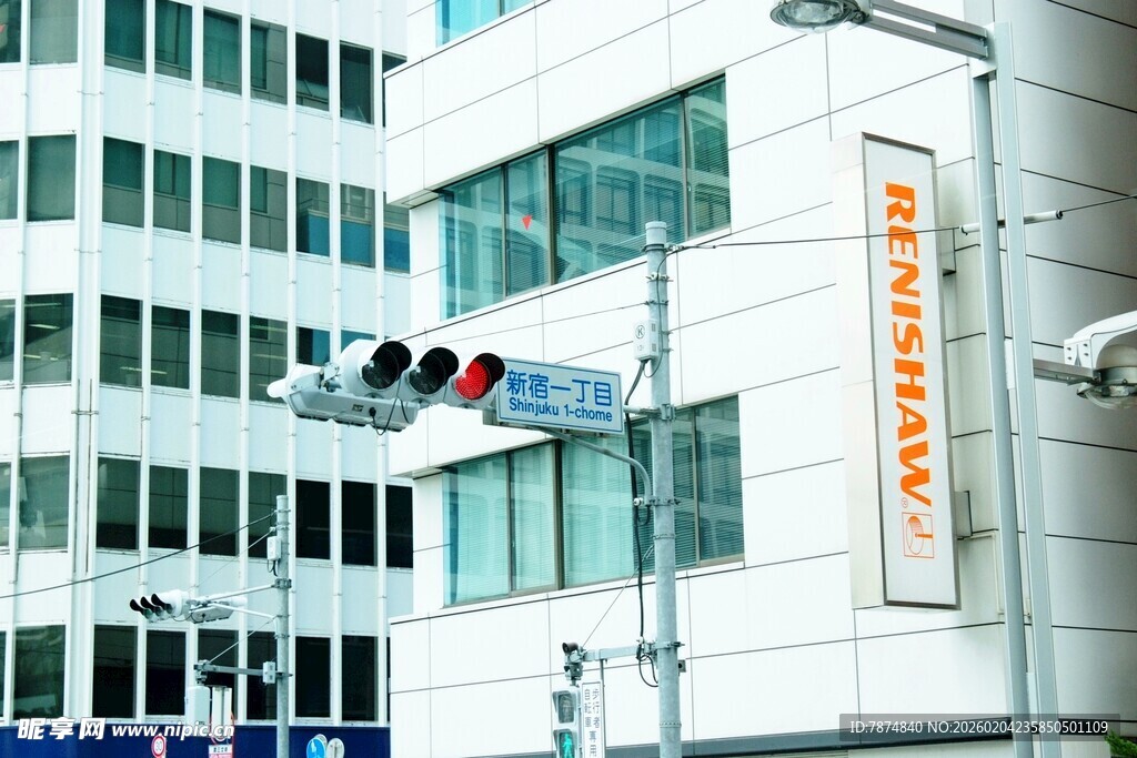 日本城市街景中的交通信号灯