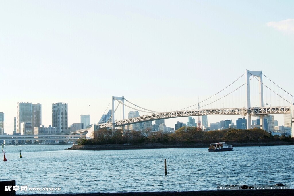 日本东京彩虹桥与城市天际线