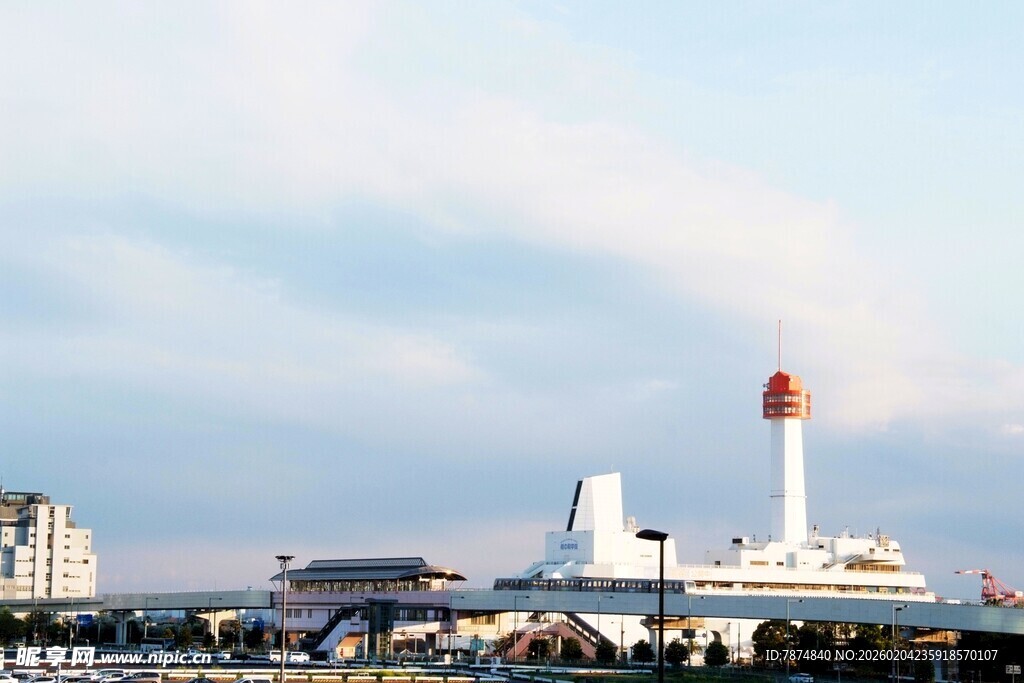 日本港口船只与标志性建筑景观