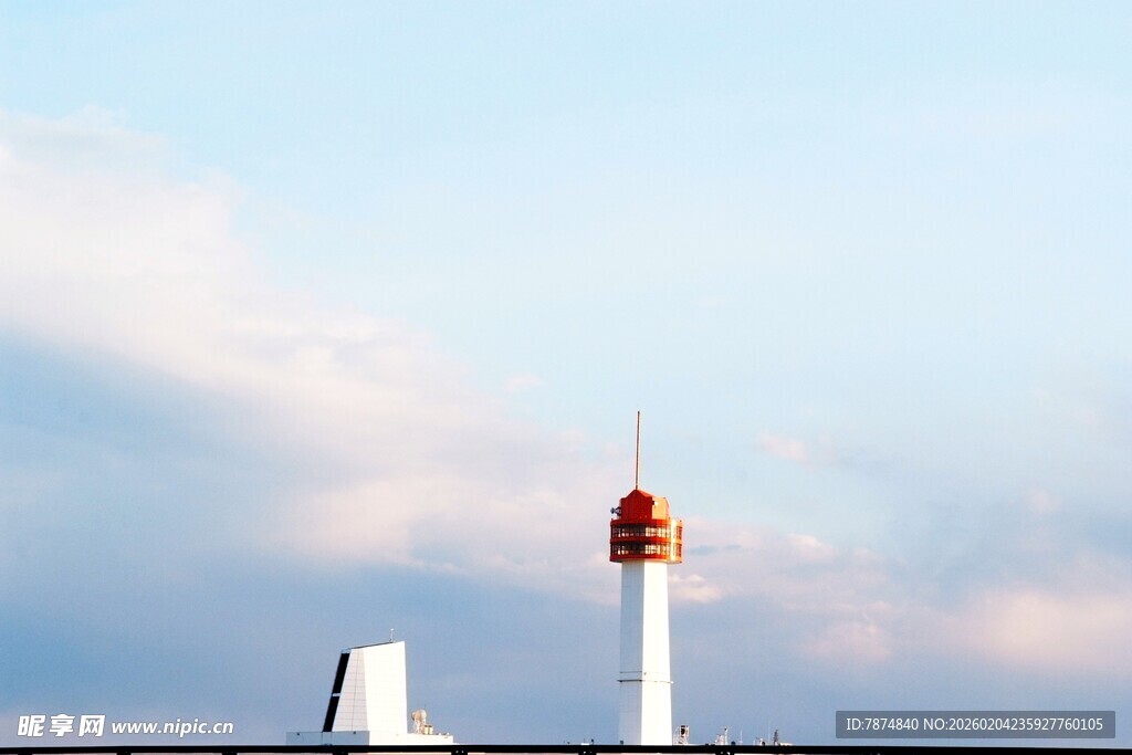 日本海边灯塔与天空的景致