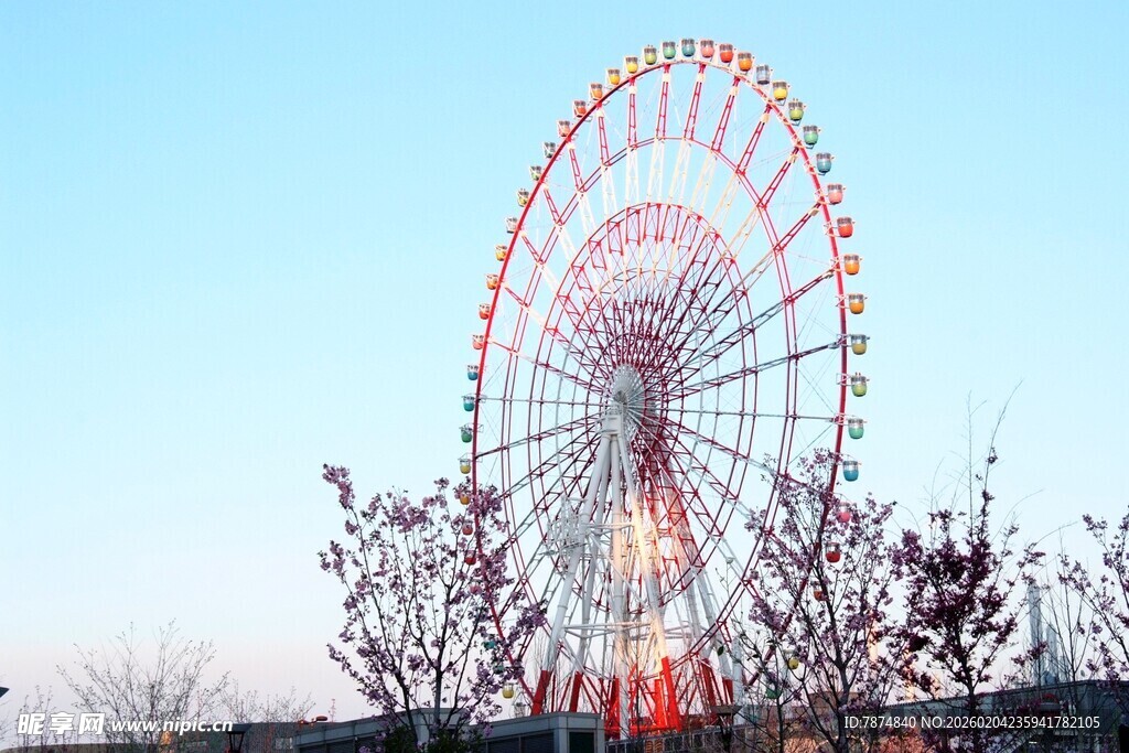 日本夕阳下的绚丽摩天轮