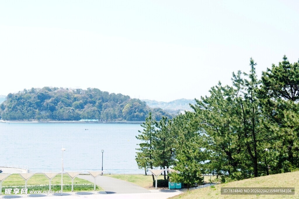 日本湖畔绿树成荫的美丽景致