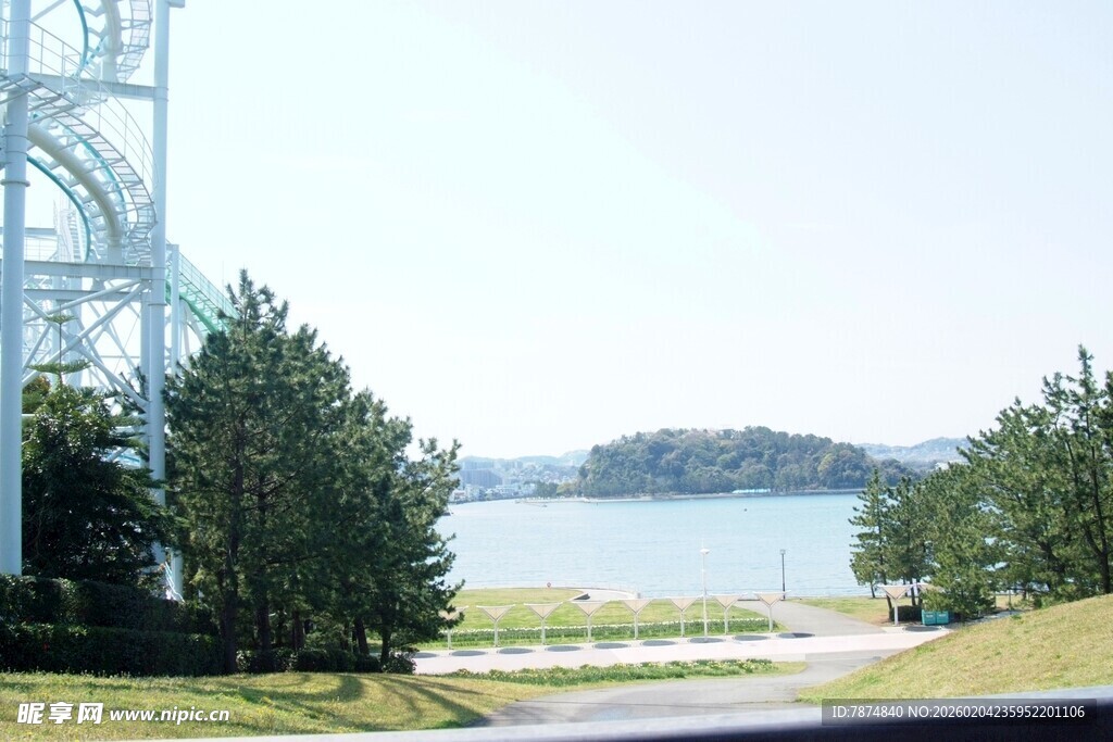 日本湖畔风光 蓝桥绿树相伴