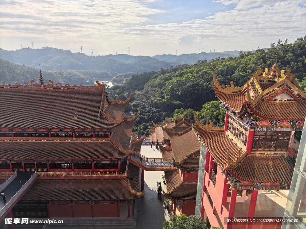古寺坐落于青山环抱间