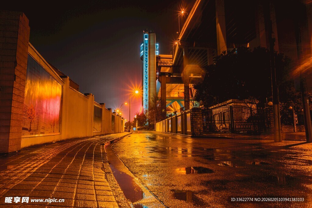 雨夜街头的静谧景象