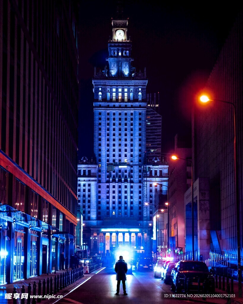 城市夜景下的行人与高楼