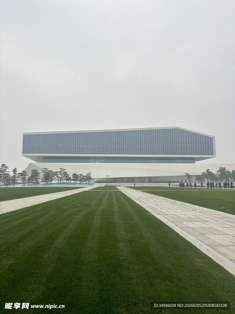 现代建筑前的开阔草坪