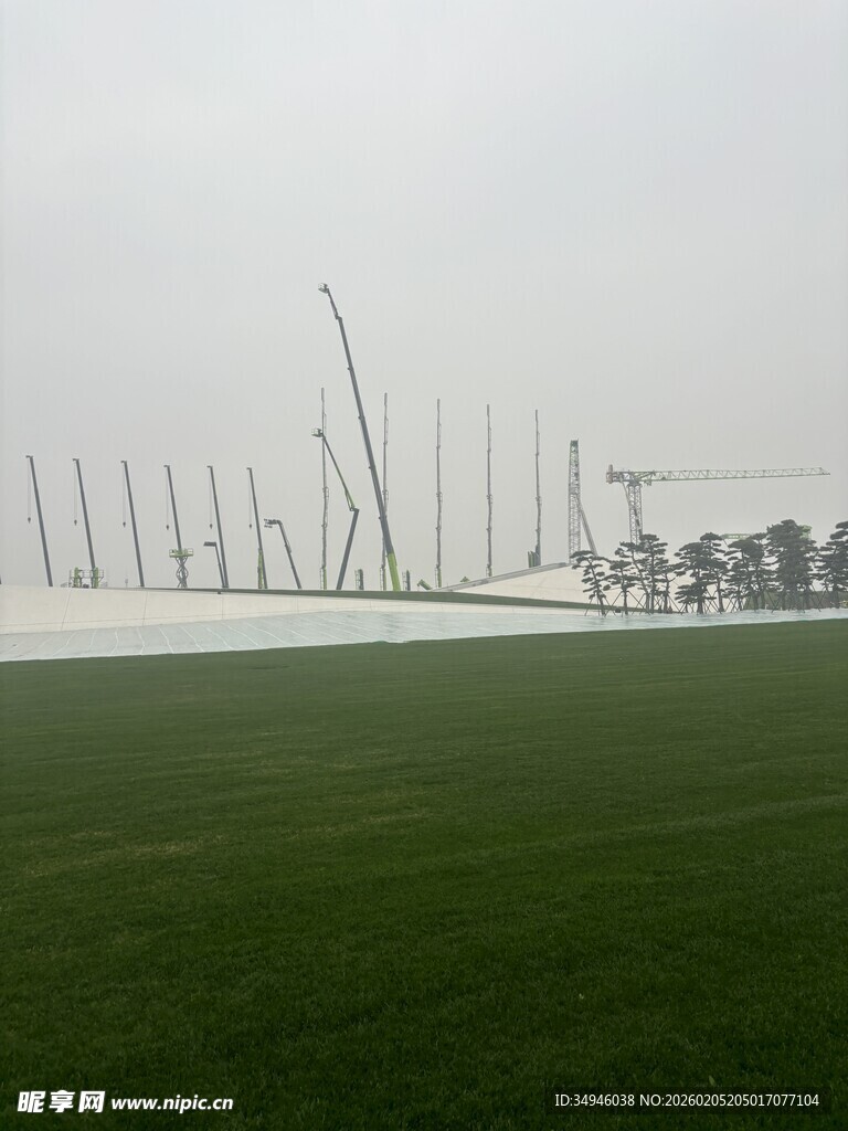 草原上的林立风力发电机