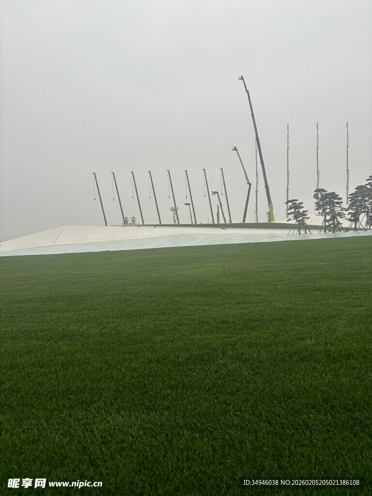 绿茵场上的林立白色结构