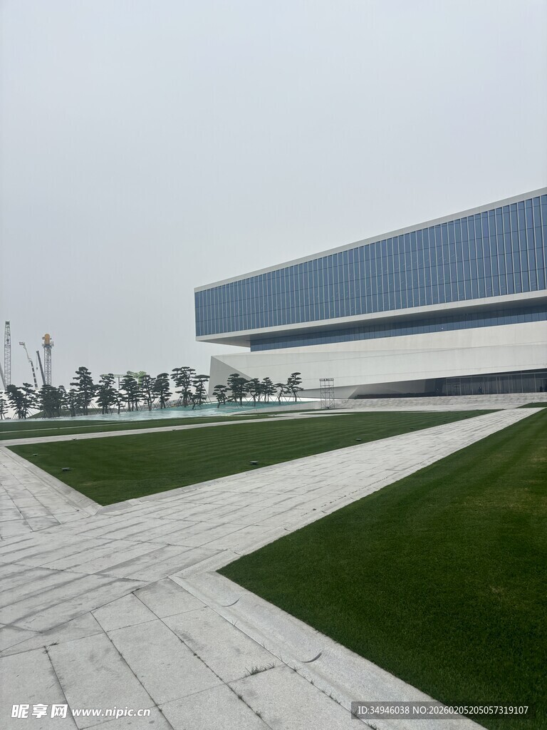 现代建筑旁的开阔景观