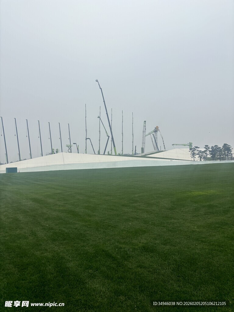 草原上的风力发电机组