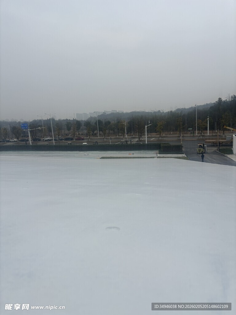 冬日冰封湖面景色