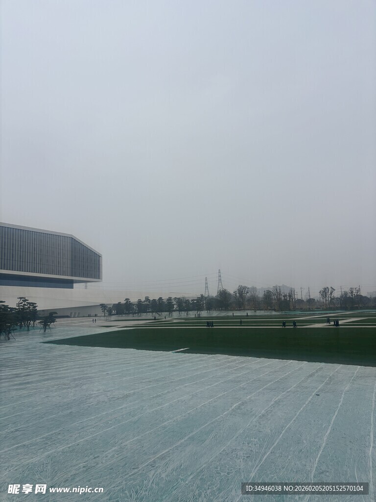 现代建筑旁的开阔广场