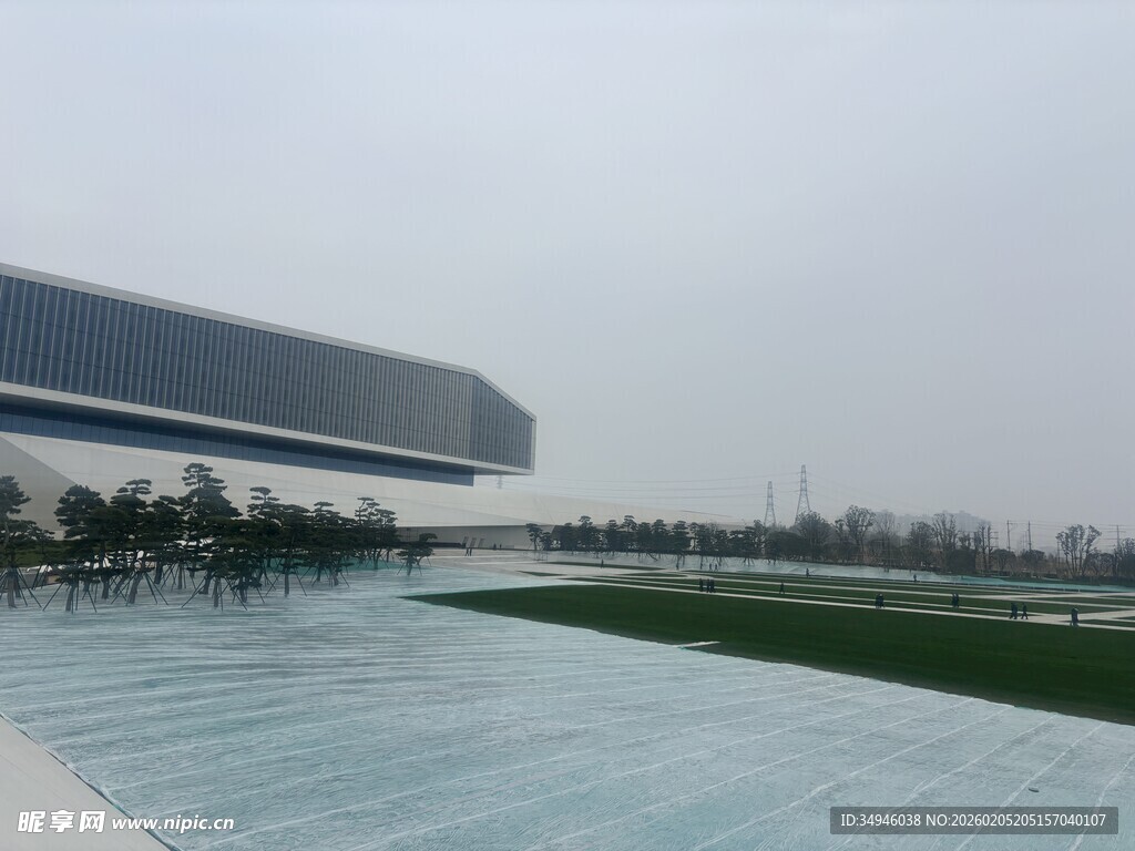 现代建筑外观与开阔广场