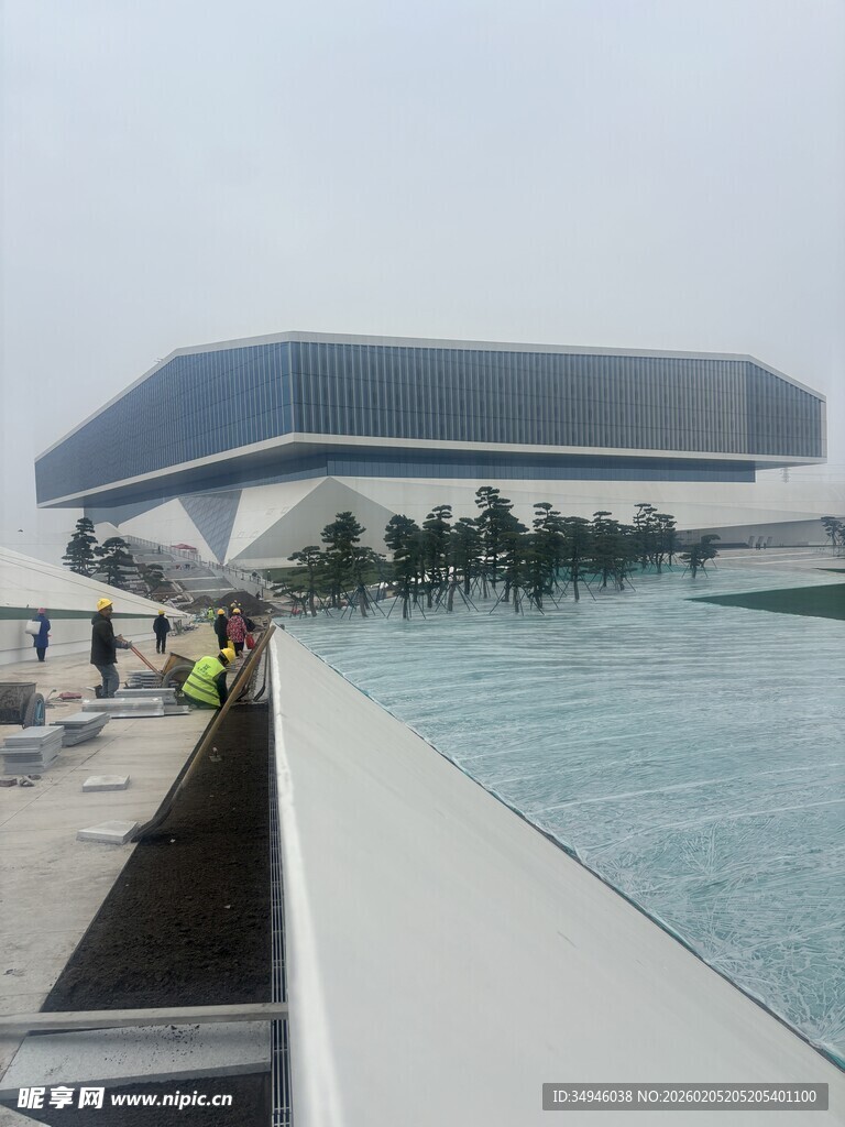 现代建筑旁的开阔水面景观