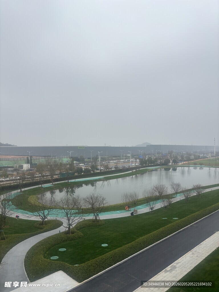 俯瞰城市中的水域景观