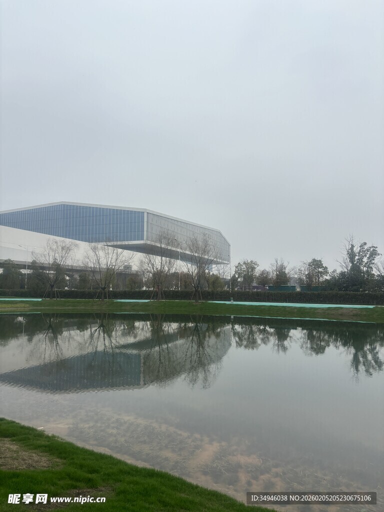 湖畔现代建筑倒影美景