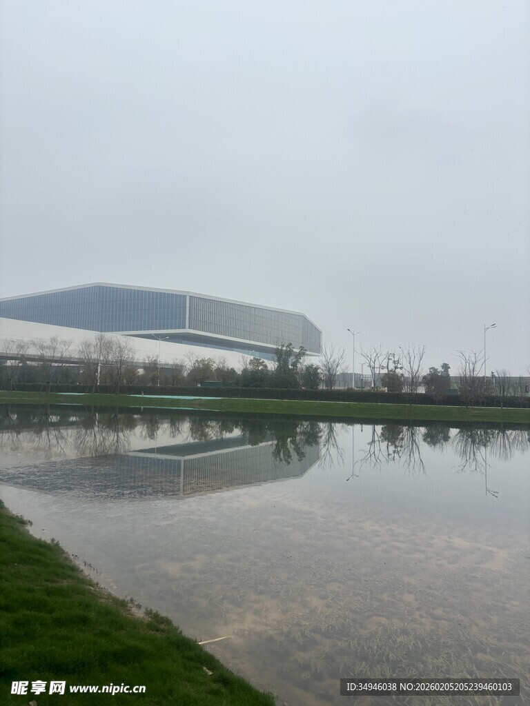 湖畔现代建筑倒影景观