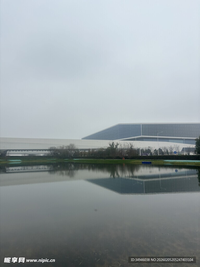 平静湖面映远处建筑风景