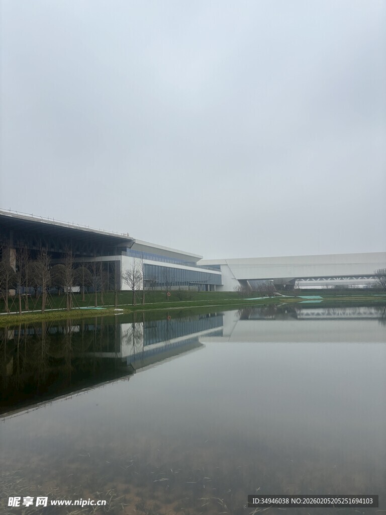 雨中建筑倒影于平静水面