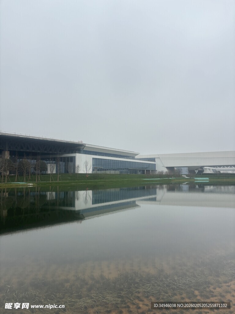 现代建筑前的平静水面