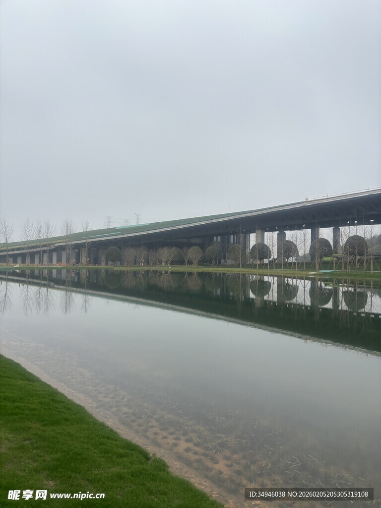 河畔桥梁倒影风景图