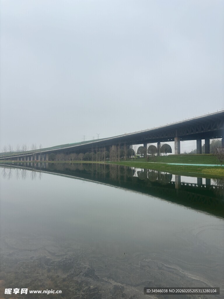 平静水面上的长桥倒影