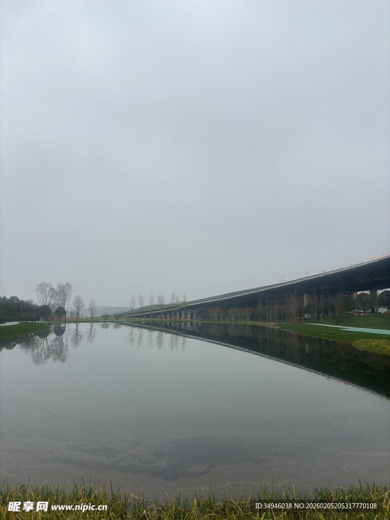 雾霭中的河畔与长桥