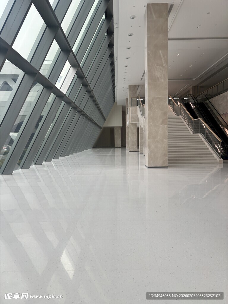 现代简约风格的宽敞室内空间