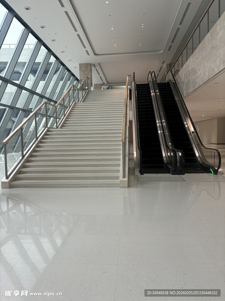 现代室内自动扶梯与楼梯